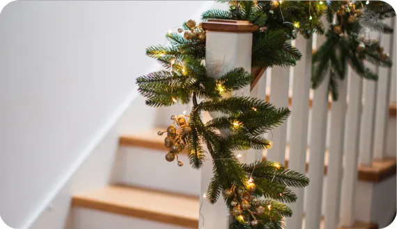 minimalistyczna dekoracja schodów na święta Bożego Narodzenia